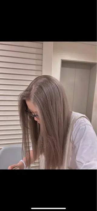 ミディアム 透明感カラー NAN AMI グレージュのヘアスタイル