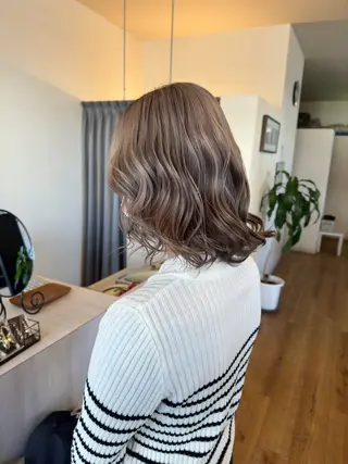ミディアム カラー ハイライトカラー✨ グレージュ✨鎌倉光洋のヘアスタイル