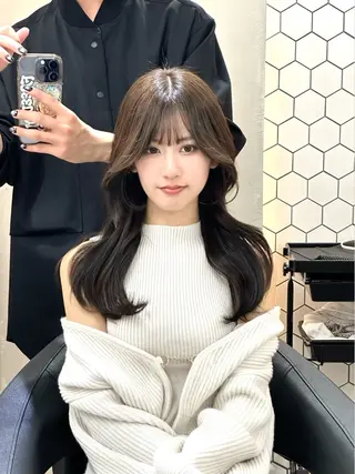 セミロング 艶髪レイヤー顔周り グレージュ添田晃基のヘアスタイル