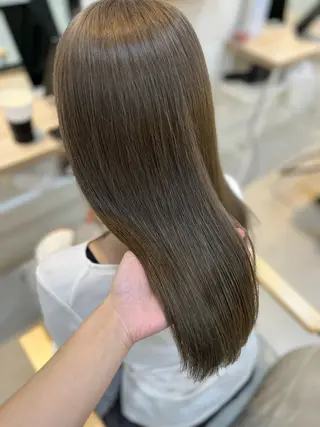 セミロング カラー Lamp 柏 山口 か乃 ブリーチカラーのヘアスタイル