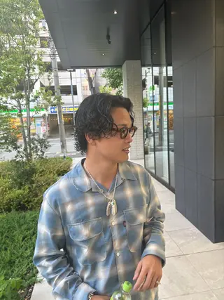 ショート パーマ メンズ 韓国ヘア/ブリーチ無 しWカラー/オリーブのヘアスタイル