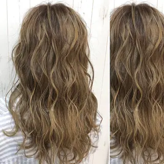 ミディアム カラー JuNブリーチに 縮毛矯正するプロのヘアスタイル