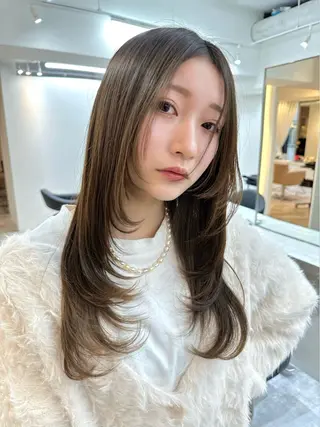ロング 艶髪レイヤー顔周り グレージュ添田晃基のヘアスタイル