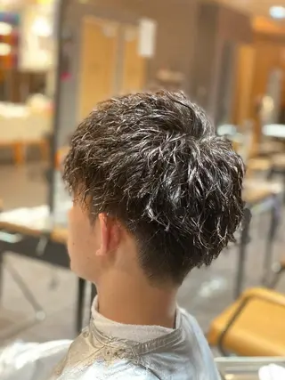 パーマ メンズ 尾崎 優也のヘアスタイル