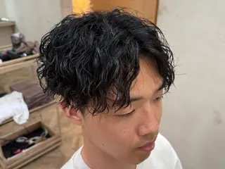パーマ メンズ MEN‘S HAIR BLEACHi塩釜口所属・市原亮/塩釜口/ ツイスパ/波巻きのヘアスタイル