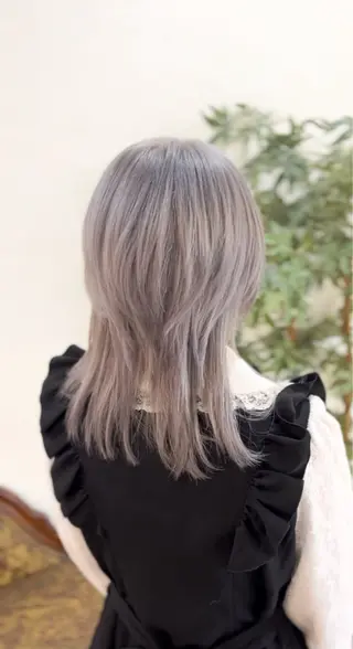 ミディアム 飯星慧斗 /ブリーチ、縮毛矯正のヘアスタイル