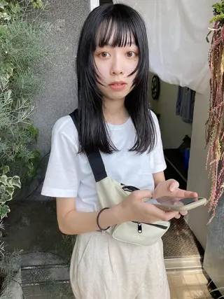 セミロング カラー qiie リタッチ 黒染め　ワンカラーのヘアスタイル