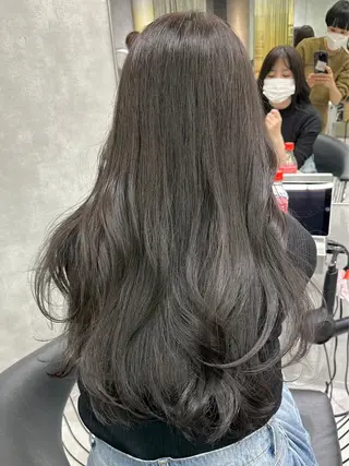 カラー 花井輝 ボブ/センターパートのヘアスタイル