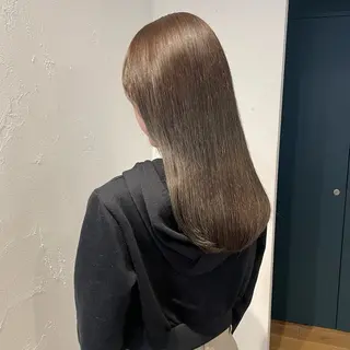 ロング カラー mina / 透明感ベージュカラーのヘアスタイル