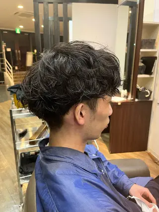 パーマ メンズ 髪質改善、パーマ 山崎純生のヘアスタイル