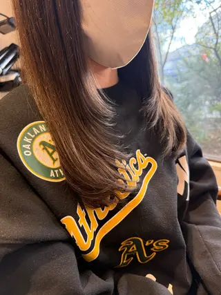 ミディアム 岡田 真弥のヘアスタイル