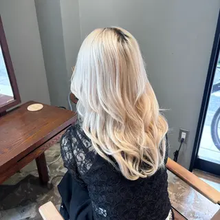 ロング カラー ヘアアレンジ 山口 摩七斗のヘアスタイル