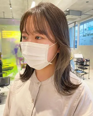 ミディアム ボブ/ハイトーン REINAのヘアスタイル