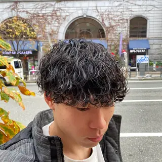 パーマ メンズ 三ノ宮フェザーパーマ 蕃本 啓利のヘアスタイル