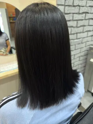 ミディアム 髪質改善カラー／ 艶髪ストレートのヘアスタイル