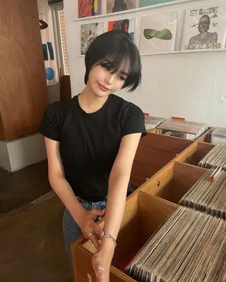 ショート カラー 曲がる縮毛矯正 センターパートのヘアスタイル