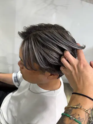 ショート 山影✨バレイヤージュ ハイライト✨メンズ◎のヘアスタイル