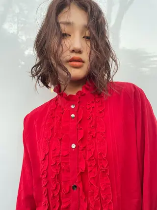 ミディアム カラー tomo🍒パーマ ハイトーン似合わせのヘアスタイル