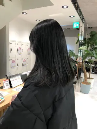 ミディアム レイヤー/顔まわり カット/地毛風カラーのヘアスタイル