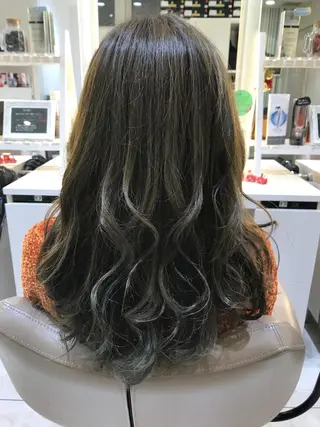 セミロング カラー 清藤綾/脱白髪染め 白髪ぼかしハイライトのヘアスタイル