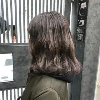 ミディアム カラー ウルフカット／吉村 桃子のヘアスタイル