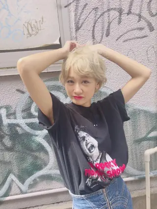 ショート カラー ウルフカット／吉村 桃子のヘアスタイル