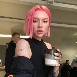 ショート カラー 楪 yuzuriha所属・Saaya/レイヤー /ブリーチ/ブロンドのヘアスタイル