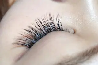 マツエク・マツパ UMEDA FIGAROのヘアスタイル