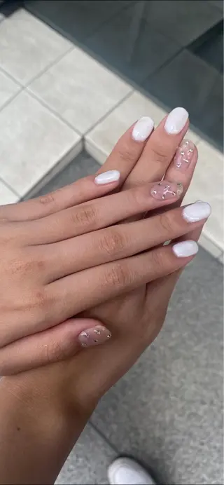 ネイル 透け感ベージュ /ミハルのヘアスタイル