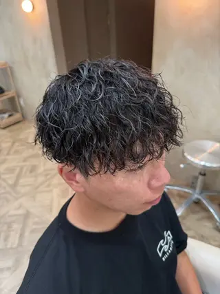 パーマ メンズ MEN‘S HAIR BLEACHi塩釜口所属・市原亮/塩釜口/ ツイスパ/波巻きのヘアスタイル