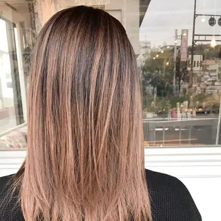 ミディアム カラー Mariana/ 鶴原-ハイライトのヘアスタイル