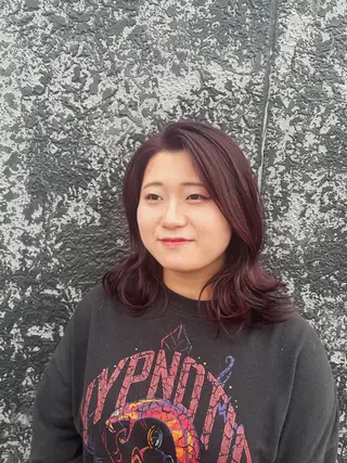 ミディアム 手塚 由佳のヘアスタイル