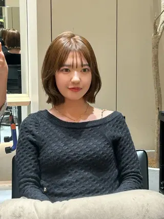 ショート yoko/レイヤー /小顔ボブ／艶カラーのヘアスタイル