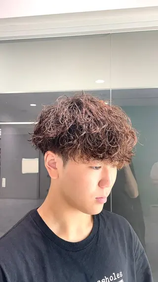 ミディアム パーマ ヘアアレンジ メンズ 艶カラー の達人のヘアスタイル