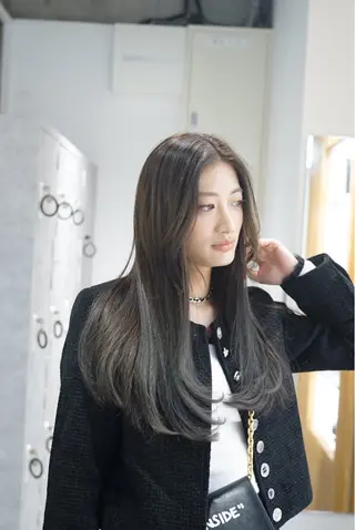 セミロング カラー 月100人以上 髪質改善施術｜谷口のヘアスタイル