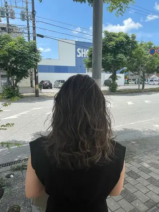 セミロング andKおもろまち店 艶ダブルカラー✨のヘアスタイル