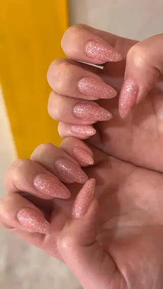 ネイル ラグネイルアンドアイラッシュ草薙店所属・酒井 玲央奈のネイルデザイン