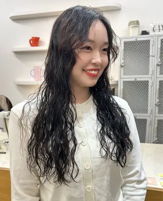 ロング パーマ 上田 恋菜のヘアスタイル