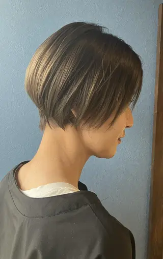 ショート カラー ✨白髪ぼかし 🍀MINAKO☆のヘアスタイル