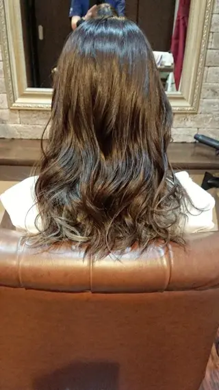 セミロング カラー 美髪 カラーリストのヘアスタイル