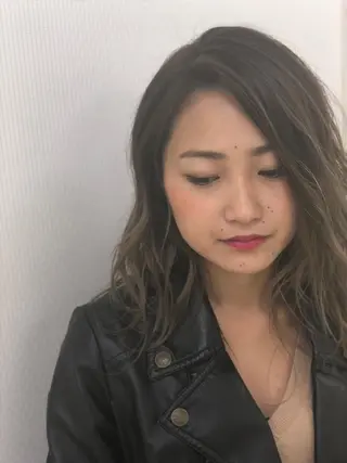 セミロング 髪質改善× ハイライト溝江のヘアスタイル