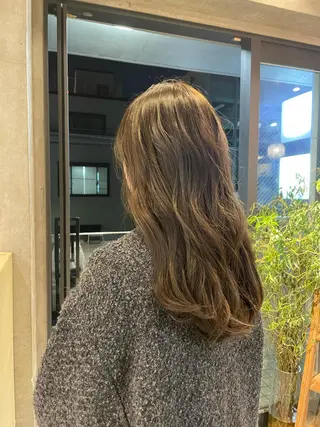 ロング カラー maina/透明感 ベージュ/ブラウンのヘアスタイル