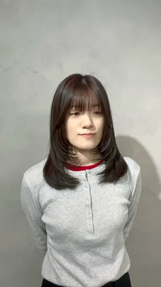 セミロング カラー 小森聖奈 韓国風レイヤーカットのヘアスタイル