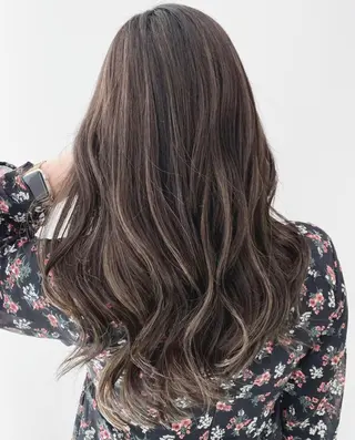 ロング カラー ブリーチカラー デザインカラー　海音のヘアスタイル