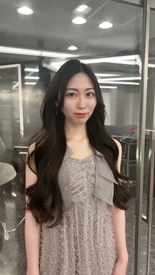 ロング LANDS RiaOSAKA【ランズ　リアオオサカ】所属・LANDS Hitomiのヘアスタイル