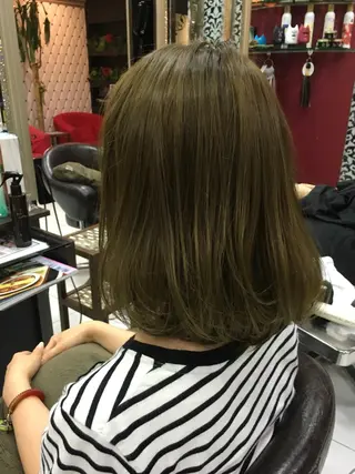 ミディアム カラー トップスタイリスト 小澤純一のヘアスタイル