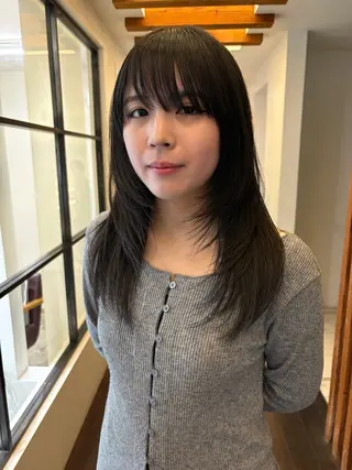 セミロング リカ/ハイトーン ・オリーブ🍀のヘアスタイル