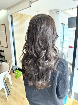 ロング カラー ツキダテ ユイのヘアスタイル