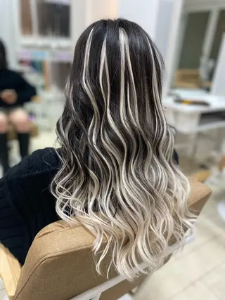 ロング カラー ヘアアレンジ メンズ キッズ ネイル マツエク・マツパ アイブロウ 🌟ブリーチ特化型 ハイトーンカラー🌟のヘアスタイル