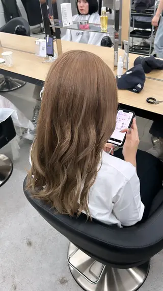 ロング 艶感ミルクティー🤍 色落ち綺麗🤍ともやのヘアスタイル